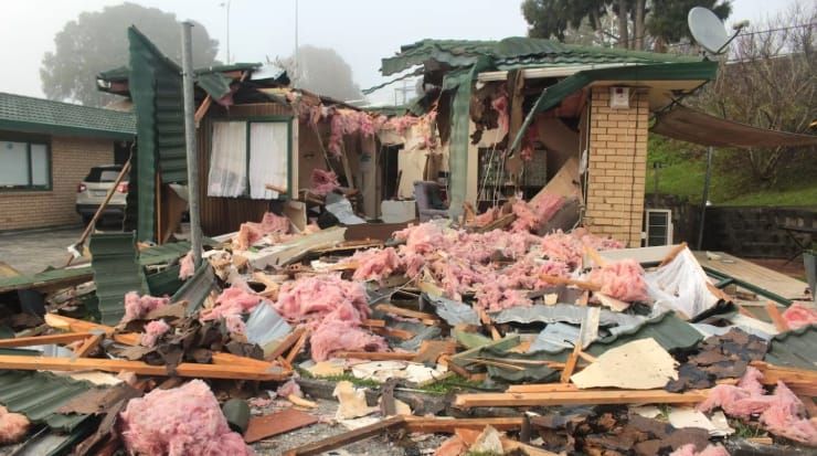 超速飞车撞毁房子，车速180公里/小时