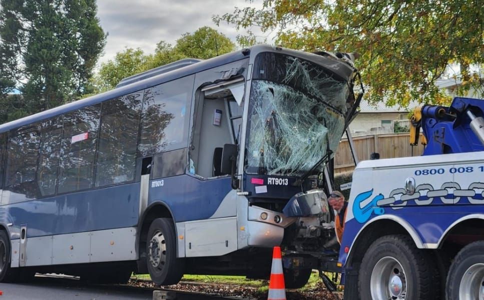 奥克兰校车撞上大树，多人送医