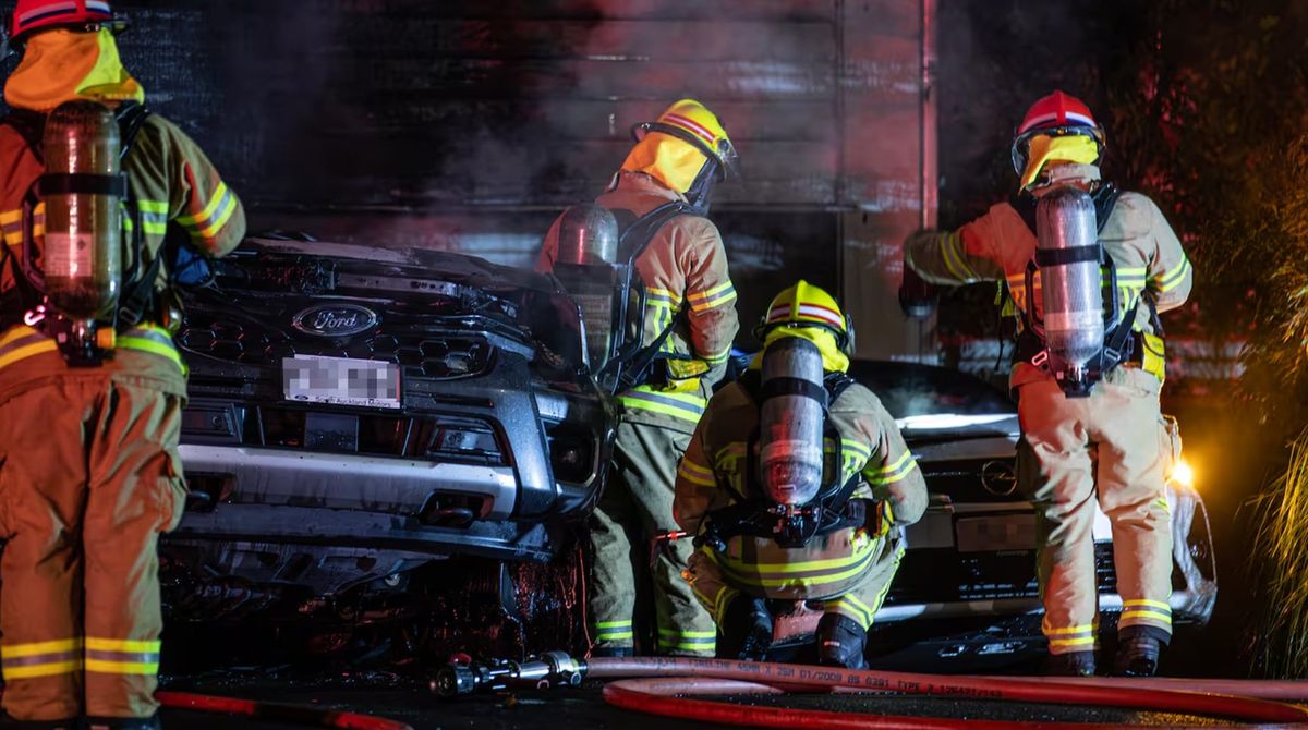 奥克兰富人区EV深夜失火