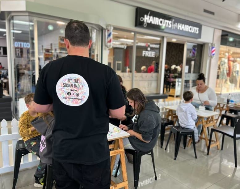 新西兰父亲摆摊遭袭，打掉六颗牙齿