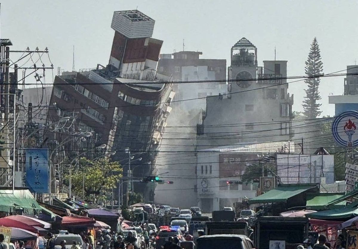 台湾发生7.7级地震，当地建筑物倒塌