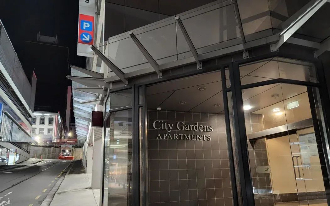 奥克兰市中心一公寓住户因火灾隐患被要求搬离