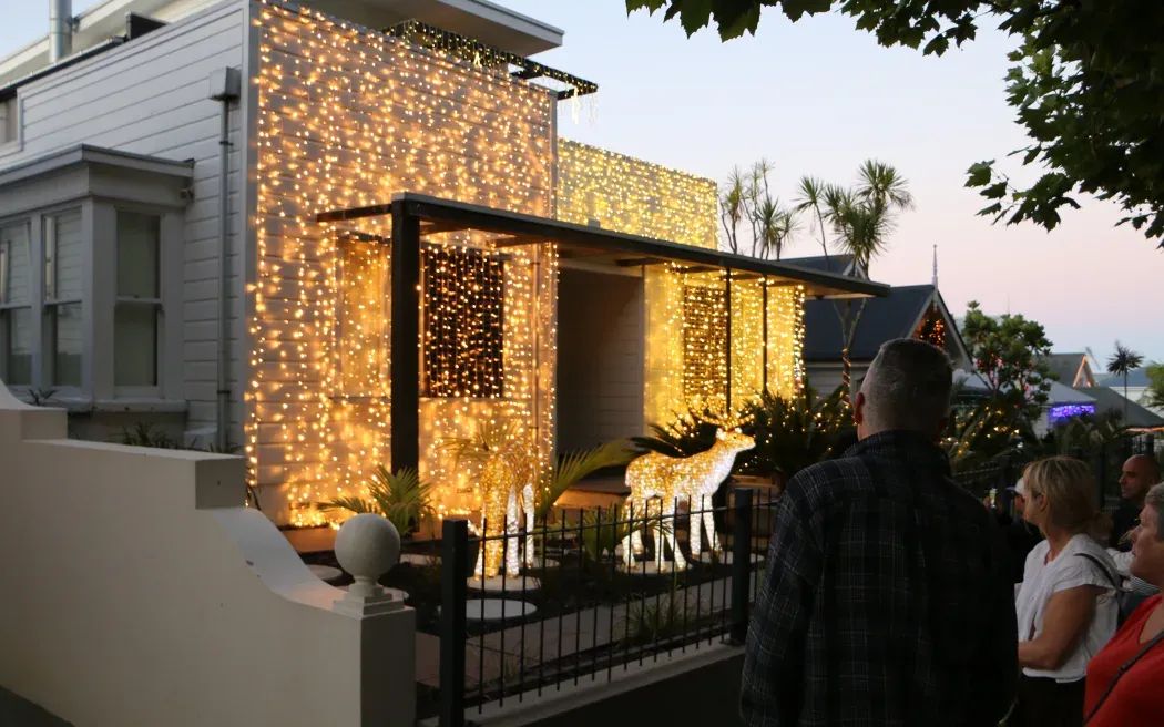 著名灯光秀街道居民因小贩频出而不堪其扰，奥克兰市议会出面干预