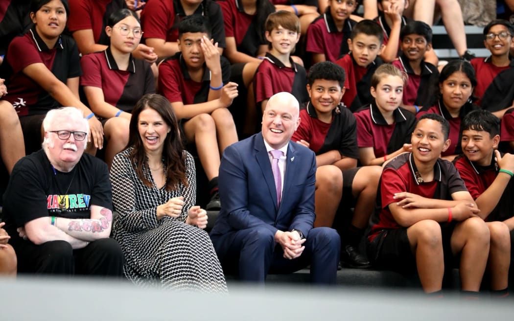 总理携教育部长首秀：新西兰全面禁止中小学生校内使用手机