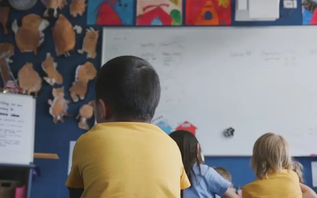 校服开销让不少家庭面临压力，校长组织为校服制度辩护