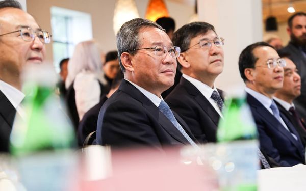 李强在奥克兰会见商业领袖，大量人群聚集酒店外