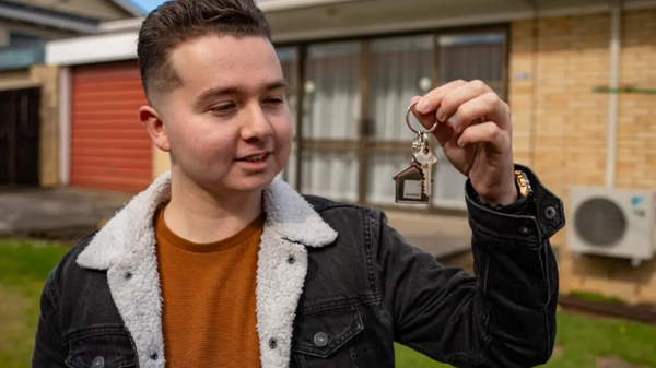 新西兰小伙辍学打工，20岁在奥克兰买了房