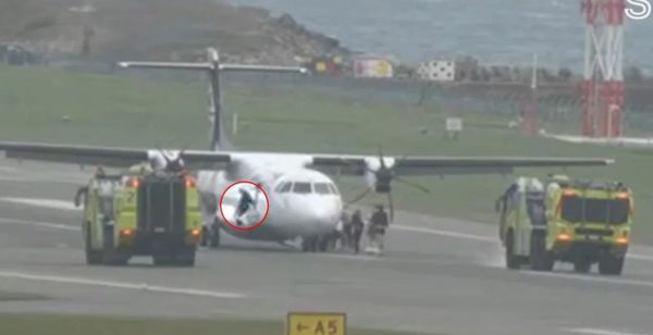 纽航飞机起火迫降，乘客紧急跳机