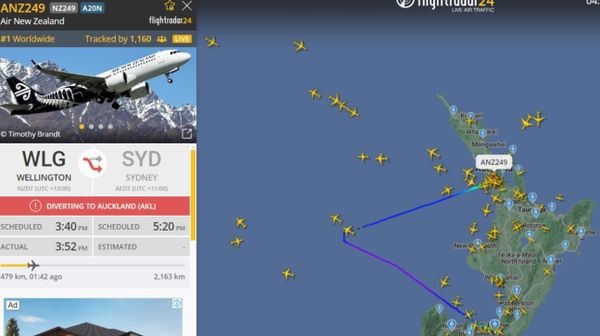 纽航飞机空中突发引擎故障