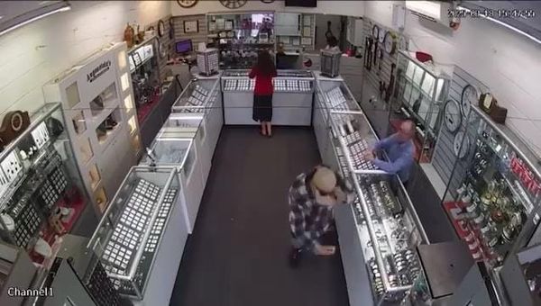 男子珠宝店试戴首饰，拿起来就跑