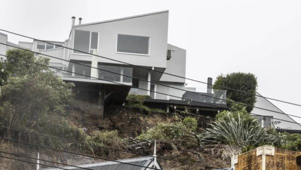 华人买下千万级奥克兰豪宅，还未交割就毁了