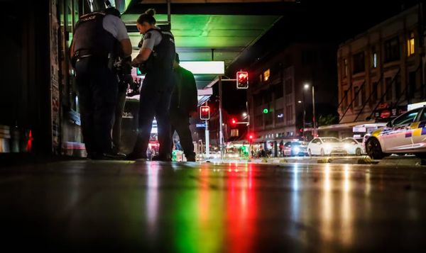 奥克兰市中心发生恶性轮奸案