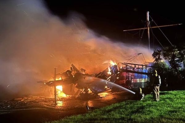 新西兰北岛历史名船被烧毁