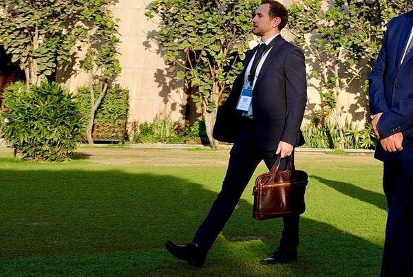 手机藏偷拍档案，新西兰总理新闻秘书性丑闻曝光