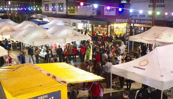 新西兰夜市车辆撞人，“不敢开了”