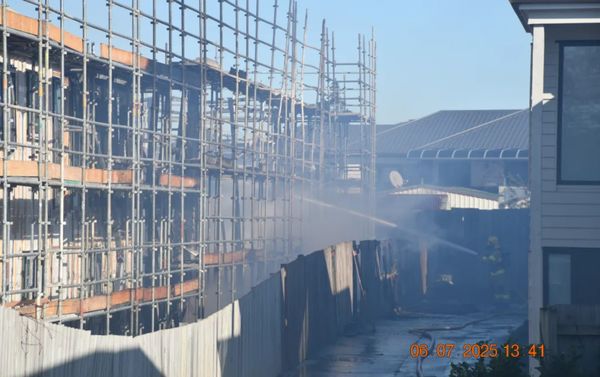 奥克兰在建联排被烧毁