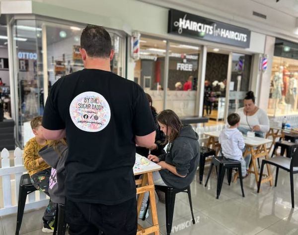 新西兰父亲摆摊遭袭，打掉六颗牙齿