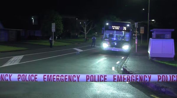 新西兰突发公交车捅人案，一死一伤