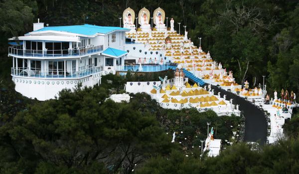 密密麻麻全是佛像！新西兰华人爆改后院