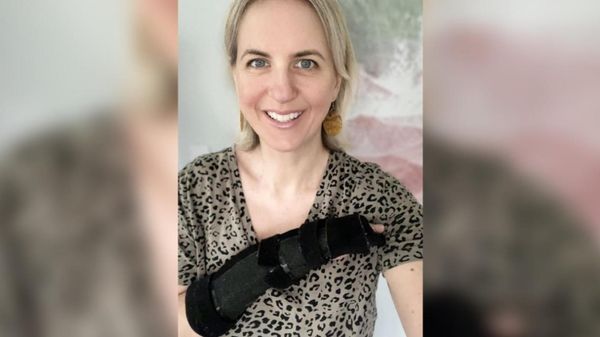 “你的爪子怎么了？”登机时一句话，纽航再陷争议