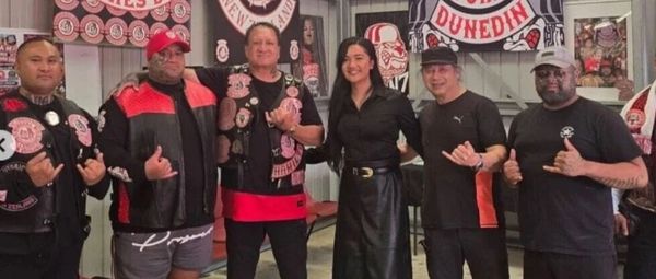 深入黑帮老巢拉票，新西兰这两个党派：“不道歉”