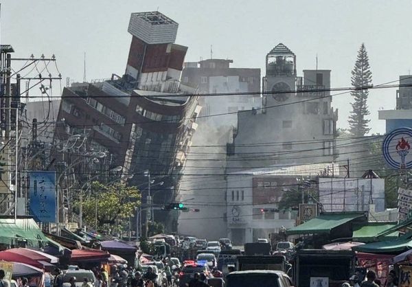 台湾发生7.7级地震，当地建筑物倒塌