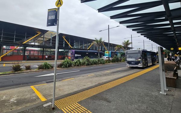 暴力事件频发，警方及志愿者增加奥克兰各公交枢纽巡逻力度