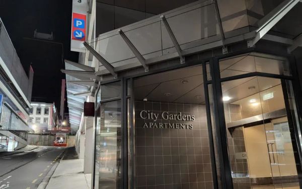 奥克兰市中心一公寓住户因火灾隐患被要求搬离