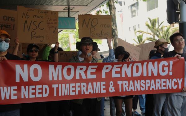 奥克兰数百华人上街抗议国家安全审查： “我们是合法工人，我们不是间谍”