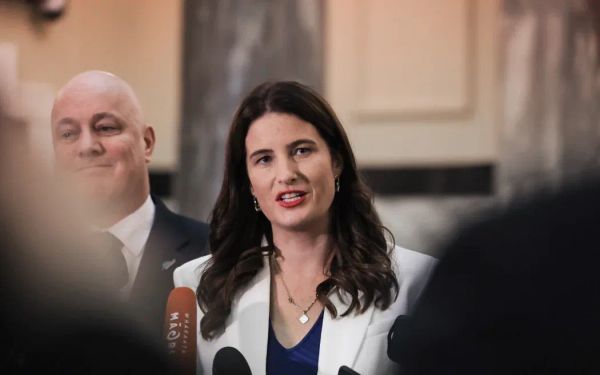 政府被指暗地扩大公共服务部门削减规模