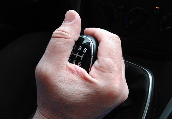 can-i-drive-a-manual-car-if-i-passed-driving-test-in-an-auto-gearbox