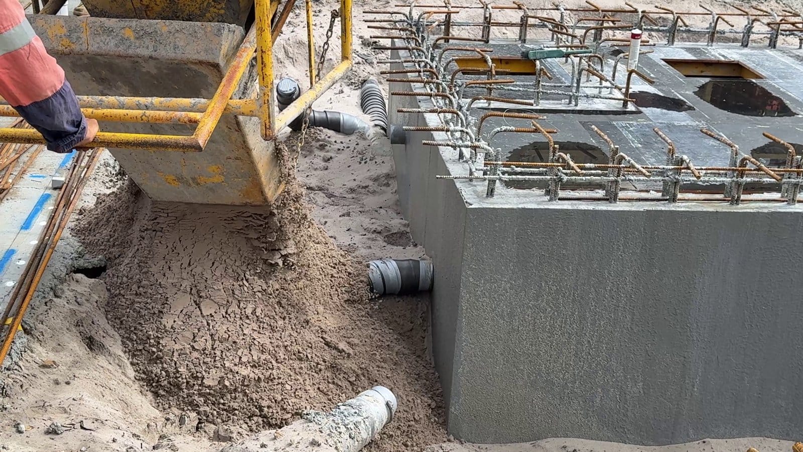 The kibble releasing sand behind the waterproofed tank wall