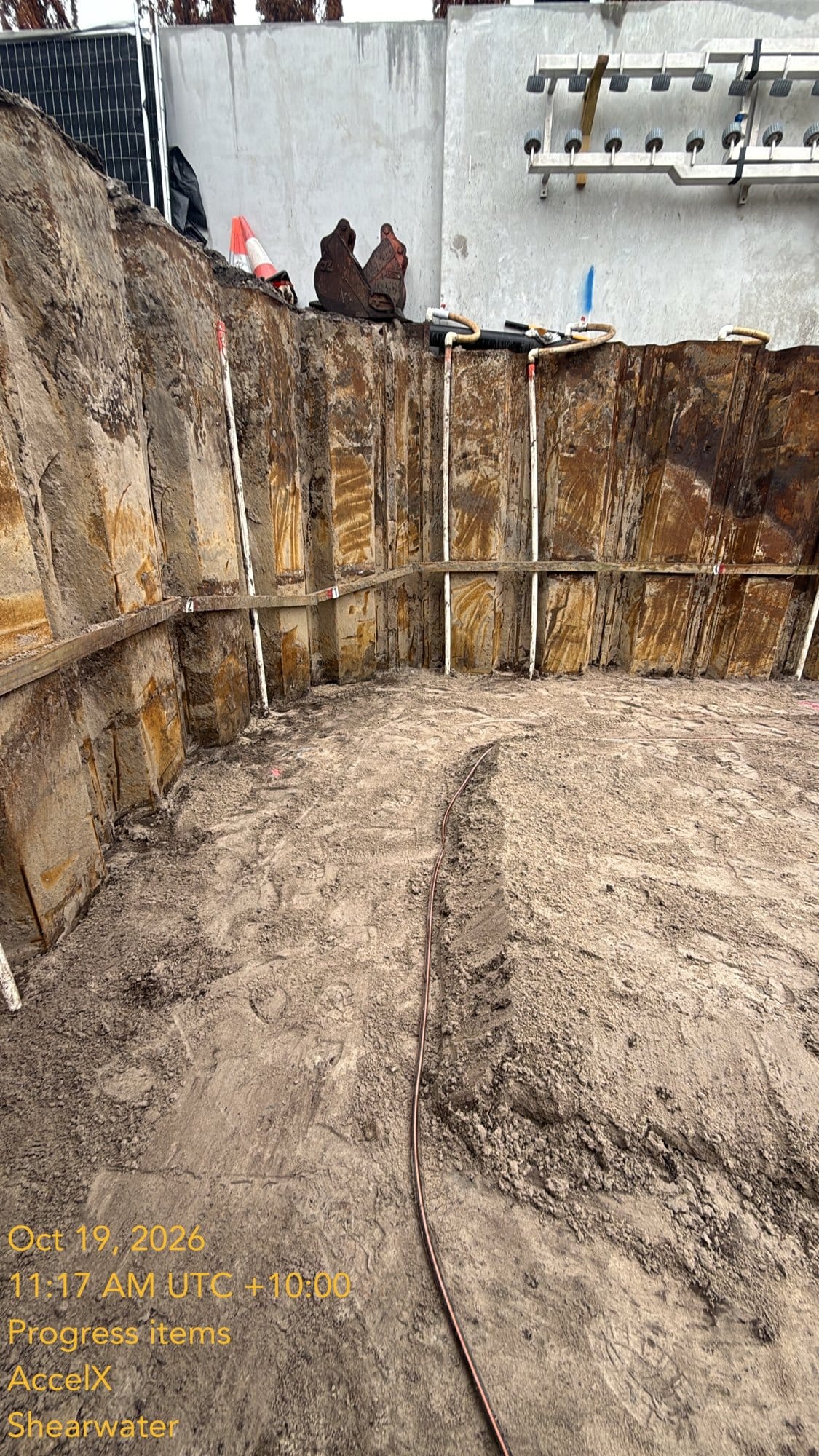 The edge thickening shaped in the sand along the sheet piles, turning the corner