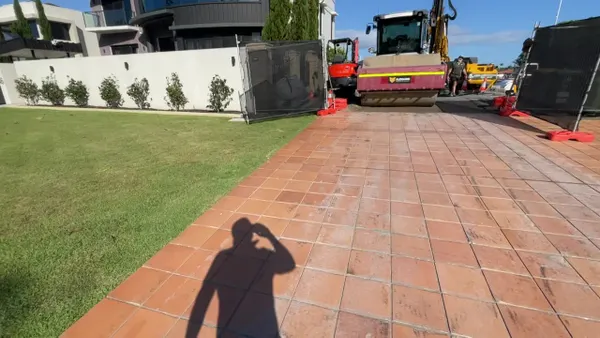 CA-4600 dyanpac roller to smooth and compact platform