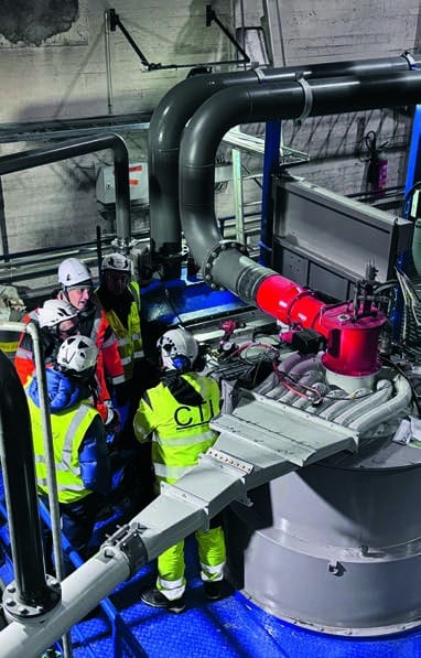 CT Industrialin asentajat työssä voimalaitoksella