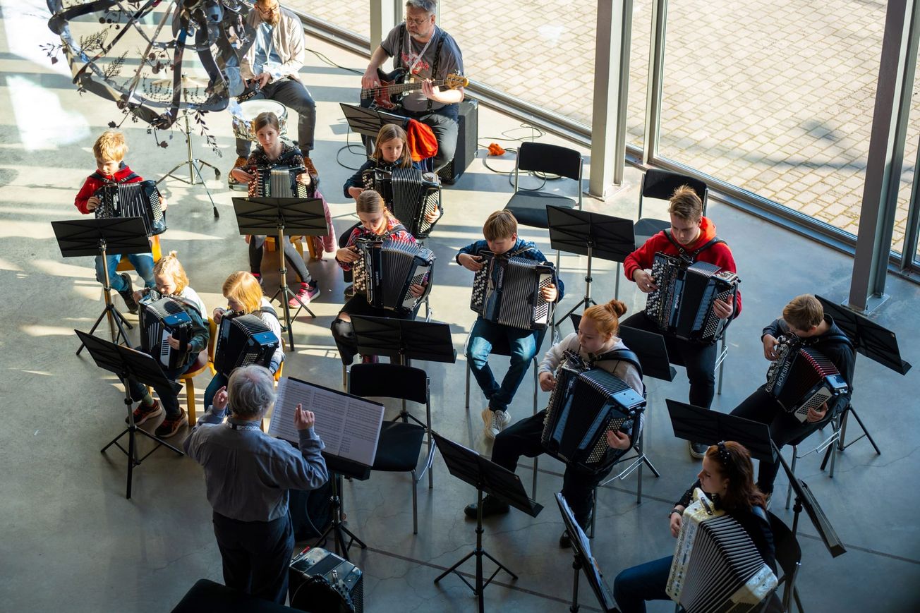 Anna taiteen viedä – Porvoon seudun musiikkioppilaitoksen sanoma on säilynyt läpi vuosikymmenten