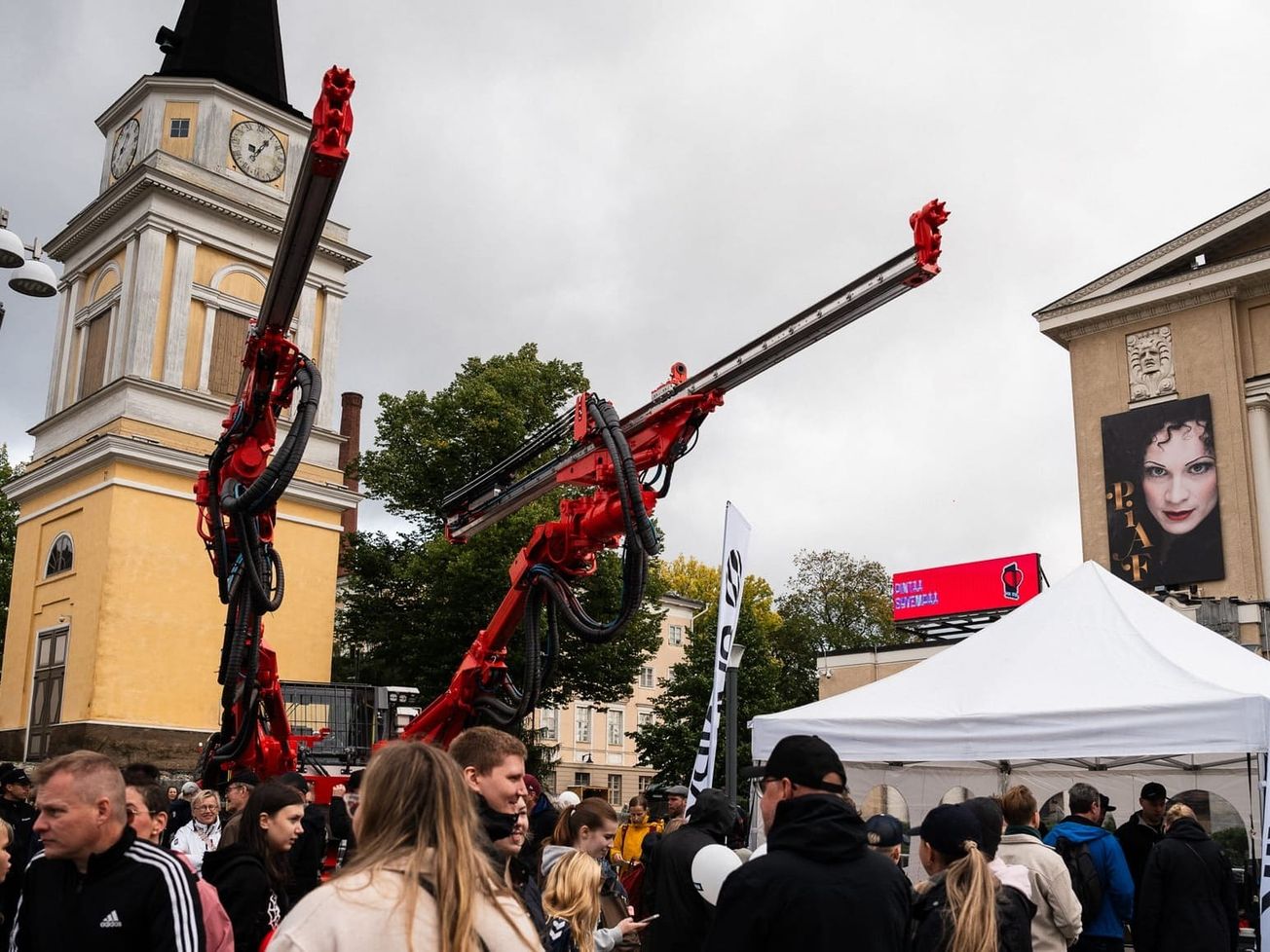 Töihin isojen koneiden pariin!