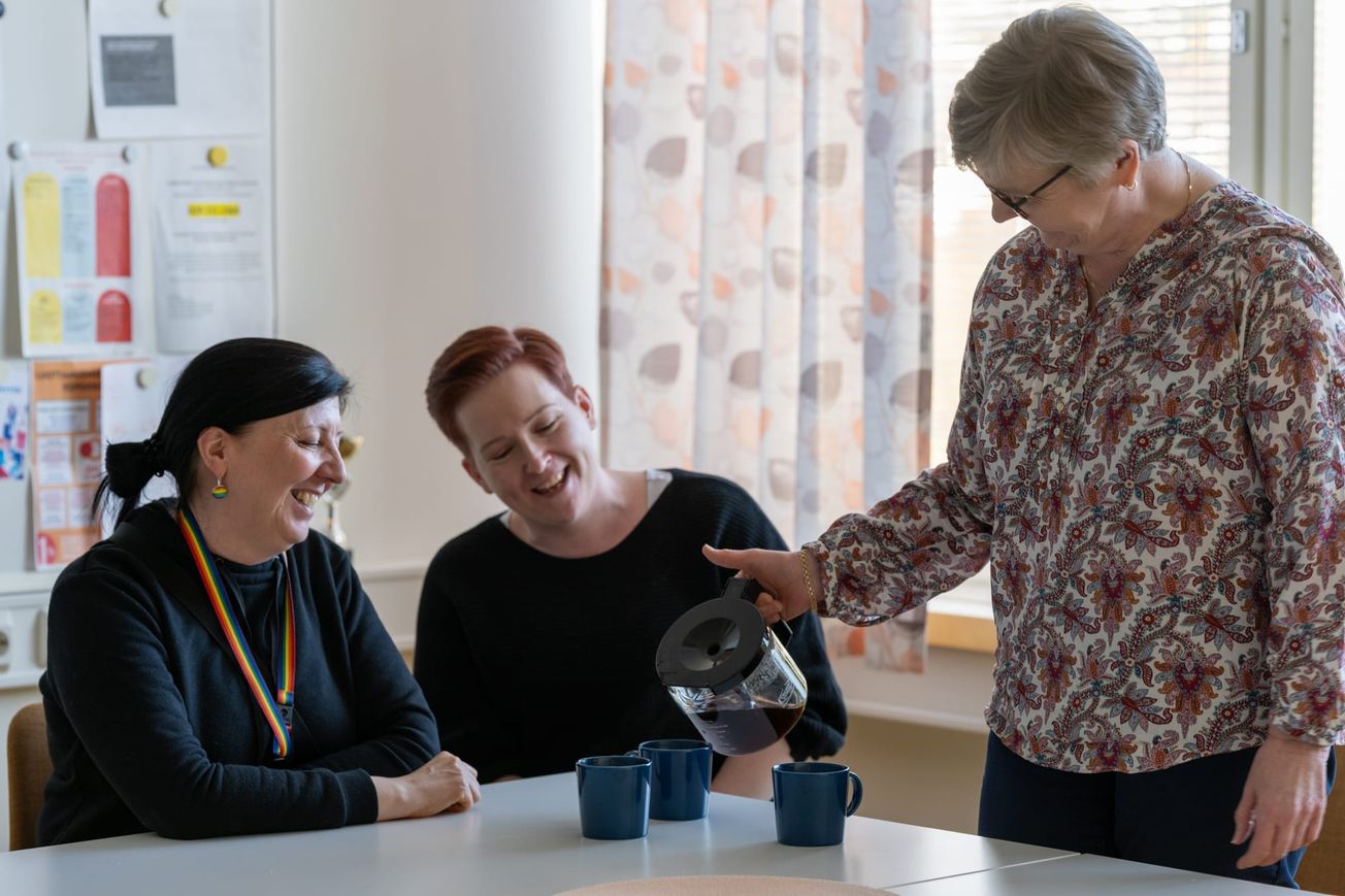 Espoon varhaiskasvatus tukee kouluttautumista  – ammattipätevyys toi Tiinan ja  Sinin työhön uutta mielekkyyttä