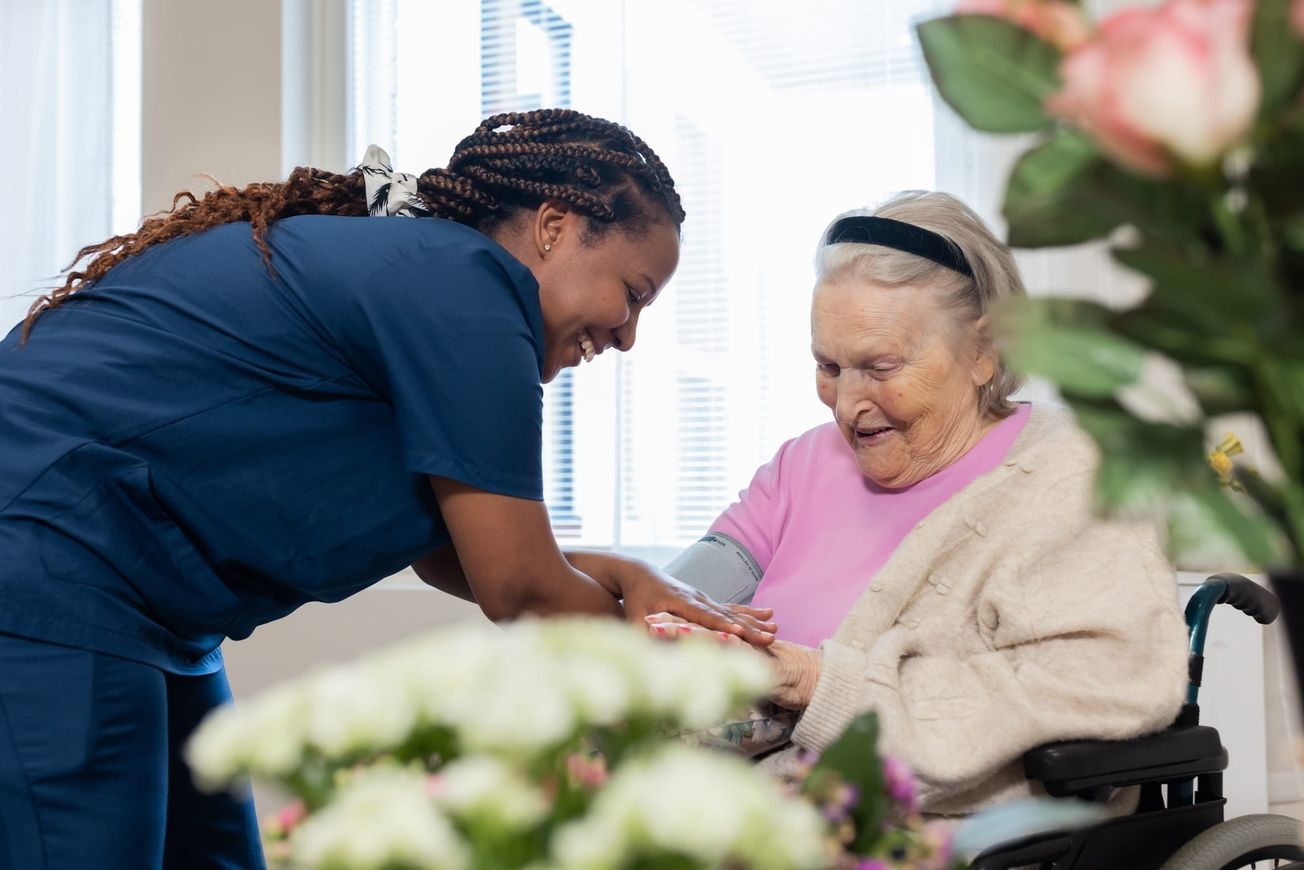 Vaaleanpunaisia donitseja ja vanhan ajan yhteisöllisyyttä ikäihmisille