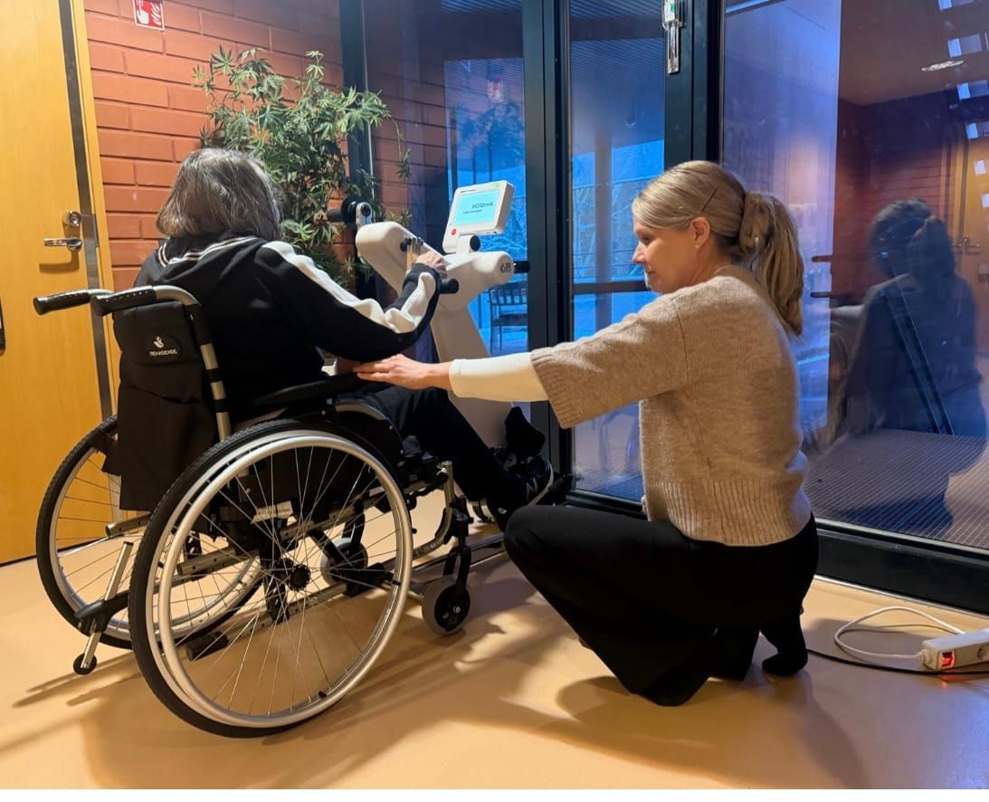 Hoitajia, jotka kuuntelevat  - Superseniorit Oy:n hoitajat  tuovat hoitoa, kuntoutumista,  turvaa ja iloa arkeen