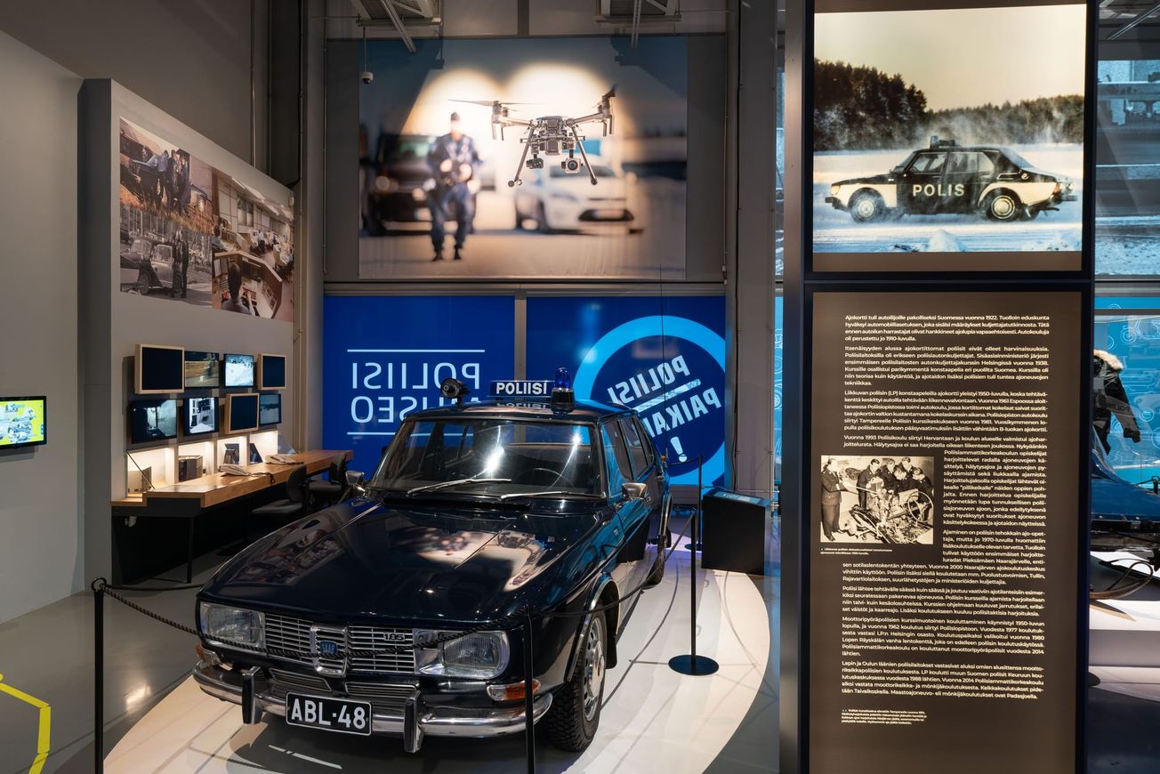 Taideväärennöksiä ja poliisiautoja – Poliisimuseon näyttelyt yllättävät koko perheen
