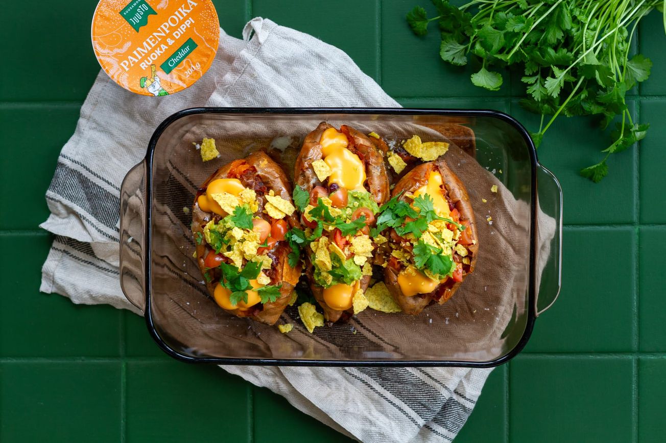 Kevään helpoin herkku syntyy uunissa  – texmex kohtaa  suomalaisen juuston