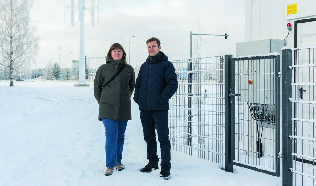 JEDUn kehitysinsinööri Merja Mattila ja Centria-ammattikorkeakoulun projektipäällikkö Teemu Aho Ylivieskan kaksoiskampuksella