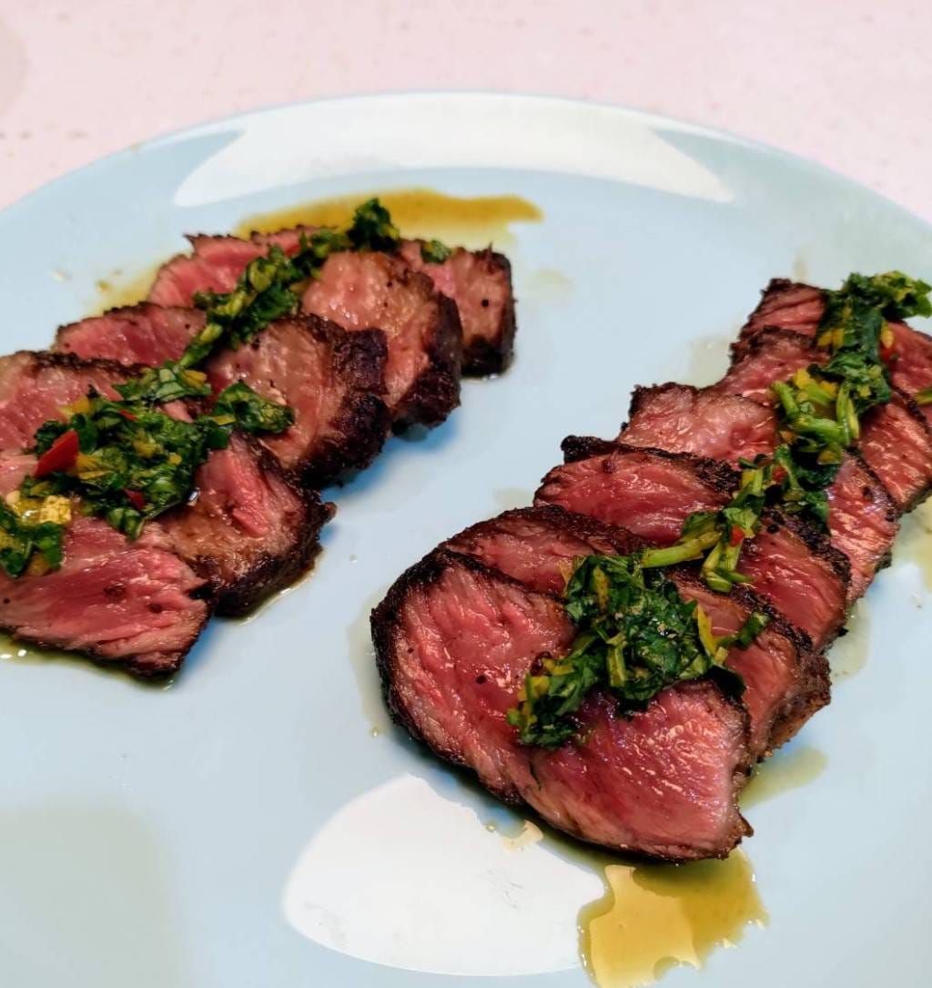 油膩肉類的靈魂伴侶、超清爽的夏日醬汁：簡易阿根廷青醬