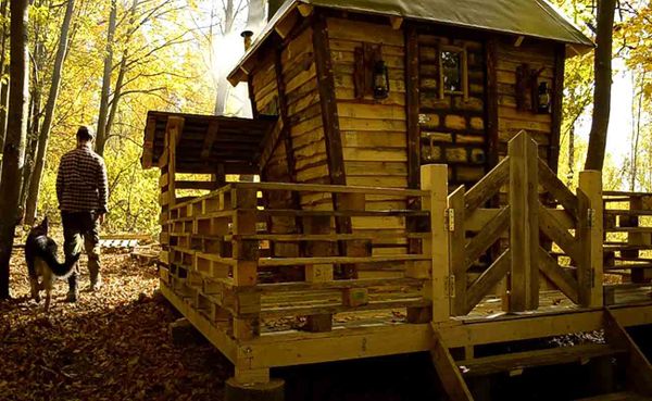 How To Build a Cute Little Tiny House "Cabin" From Recycled Pallets