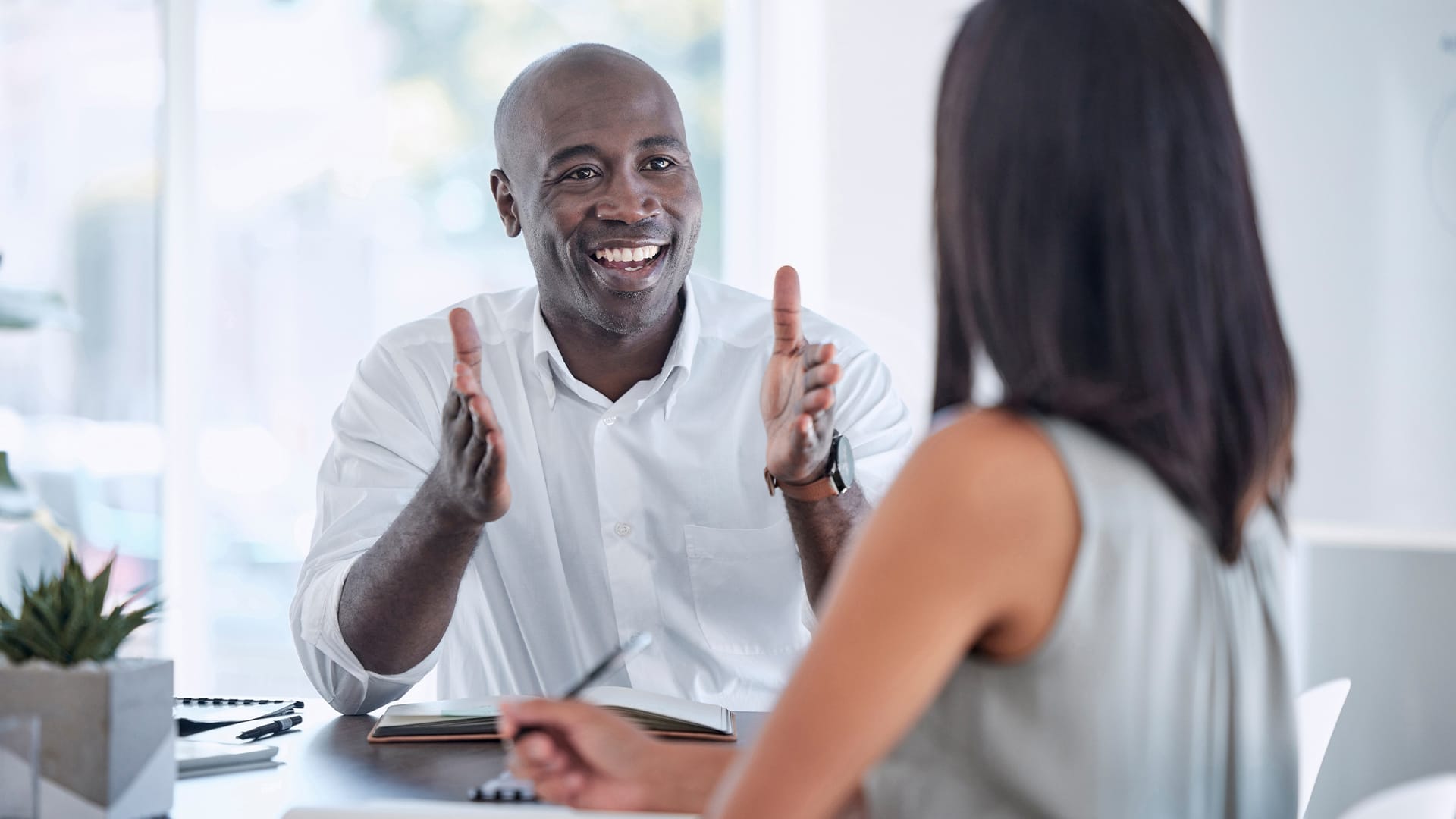 A man advising his female client about a credit repair challenge