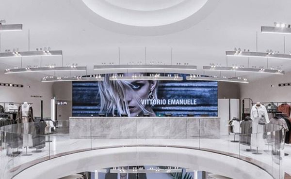 Esercizi commerciali chiusi la domenica. Mentre Zara apre il negozio interattivo.