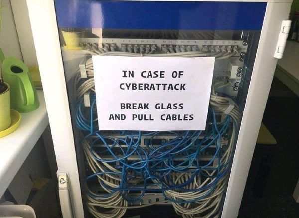 Basta un click. Per compromettere una rete e creare danni da migliaia di €. Pensaci.