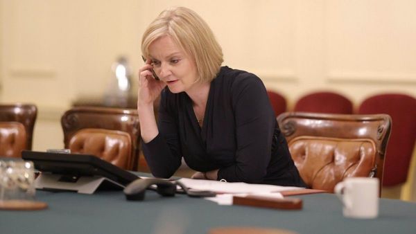 Cosa è successo al cellulare di Liz Truss? Storie di cyber security, nel nuovo Podcast Cronache Digitali!