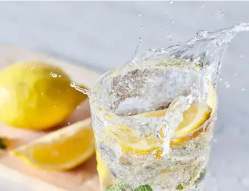  Lemon water detox drink with mint and lemon slices.